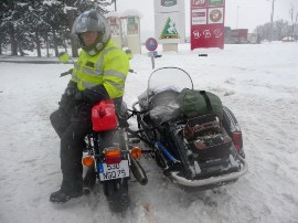 L'organisateur qui venait de Paris n'a pu monter  St -Vran. Il s'est arrt  Vizille, peu aprs Grenoble. On le voit ici, dcourag aprs une sance de poussette sur la neige.
